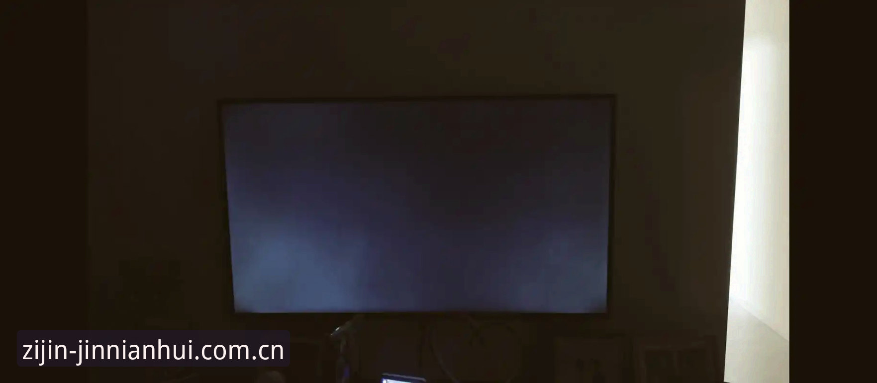 凌晨两点十七分，我关掉电视画面，把金年会官方APP下载安卓版的v2.3.0版本调至深色模式，盯着屏幕上的赔率曲线发呆。这是一场德乙联赛的赛前数据，主胜赔率在1.76到1.81之间来回震荡，幅度不大，但频率极高——每隔四十秒左右跳一次。手机左下角提示当前网络延迟为23ms，数据刷新正常。我忽然意识到，自己盯这张金年会赛事赔率变化表已经超过四十分钟，不是在看球，而是在看一条曲线的呼吸节奏。